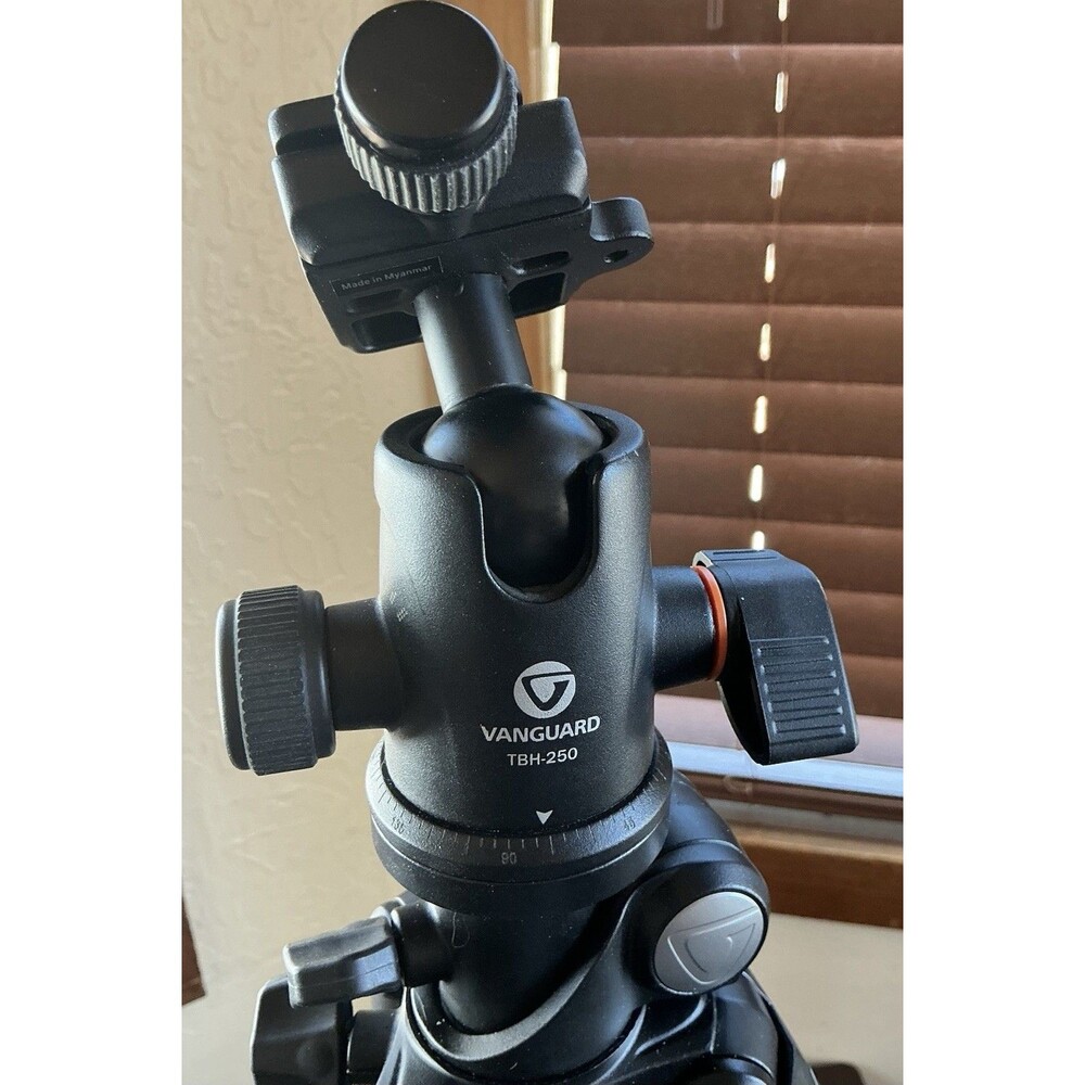 Vanguard Alta Pro 263AT Aluminum-Alloy Tripod Kit with TBH-250 Ball Head, Case - Picture 3 of 5